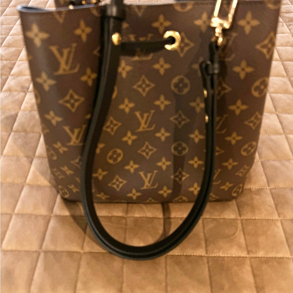 Like new LV purse. Smoke free and pet free home. Carried less than 5 times. - Picture 2 of 8
